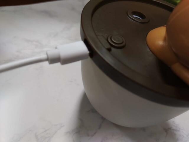 【リラックマ コーヒーカップでだららん加湿器】まずは充電しよう