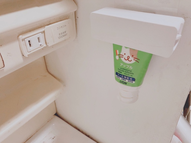 【山崎実業 tower フィルムフック 歯磨き粉チューブホルダー】浮かせて収納すれば歯磨き粉もおしゃれなインテリアの一部に