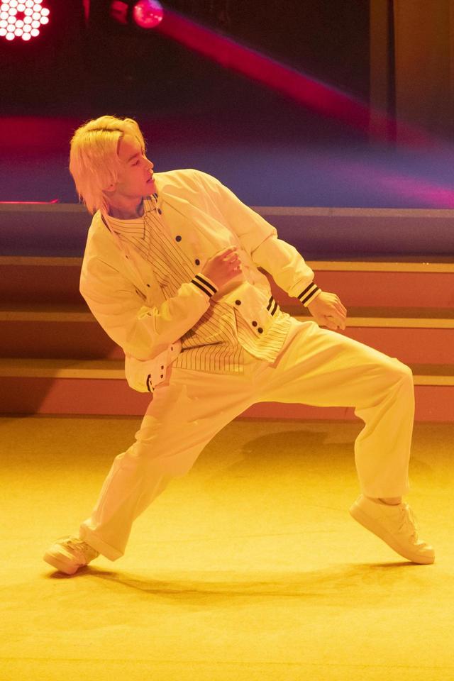 『舞台 Bling Bling By Seventeen』 ⒸSeventeen/集英社 撮影/田﨑嗣朗 【第2部:三山凌輝】