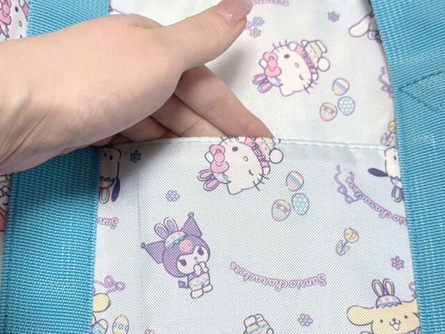 スマホなどを入れるのに便利なポケット付き!