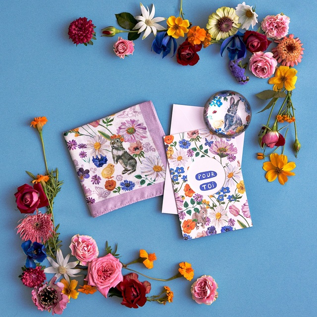 【Afternoon Tea】ハンカチ　¥1,760、メッセージカード　¥825、ペーパーウェイト　¥3,300