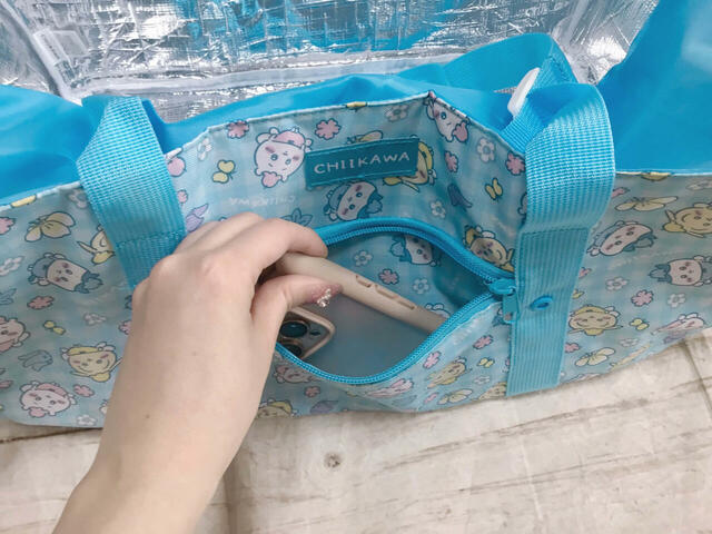 外側のポケットはスマホが入る大きさ