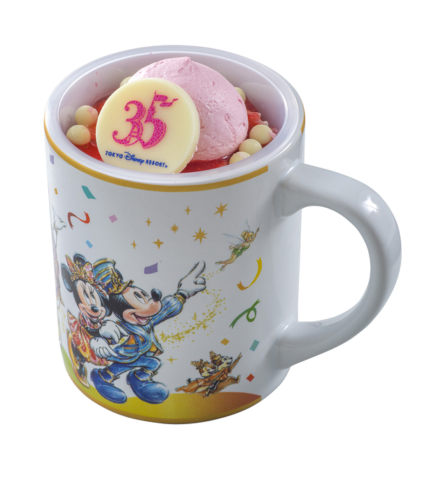 ストロベリーカップデザート、スーベニアカップ付き 780円｜東京ディズニーランド「スウィートハート・カフェ」｜2019年1月9日〜3月25日｜「東京ディズニーリゾート35周年グランドフィナーレ」スペシャルメニュー
