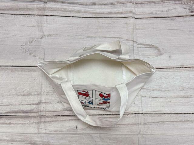 内側はポケットなどはないシンプルな作り