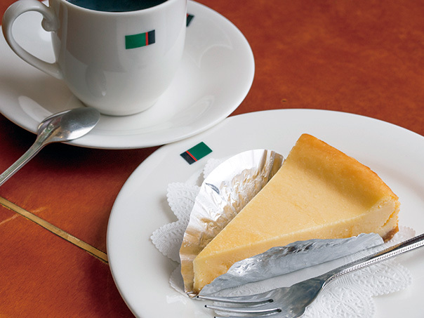 ミカド珈琲 日本橋本店（三越前）／40年以上も定番、自家製ベークドチーズケーキ400円。本店限定の日本橋ブレンドとセットは750円