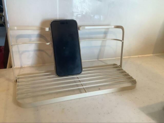 【3COINS 折りたたみボトルスタンド】スマホを立ててみたら画面が見やすいちょうどいい角度に！