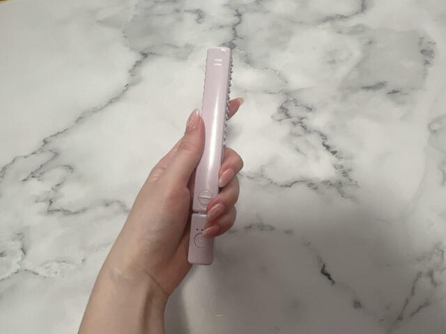 手のひらサイズだからポーチインしやすく、持ち歩きにもぴったり!