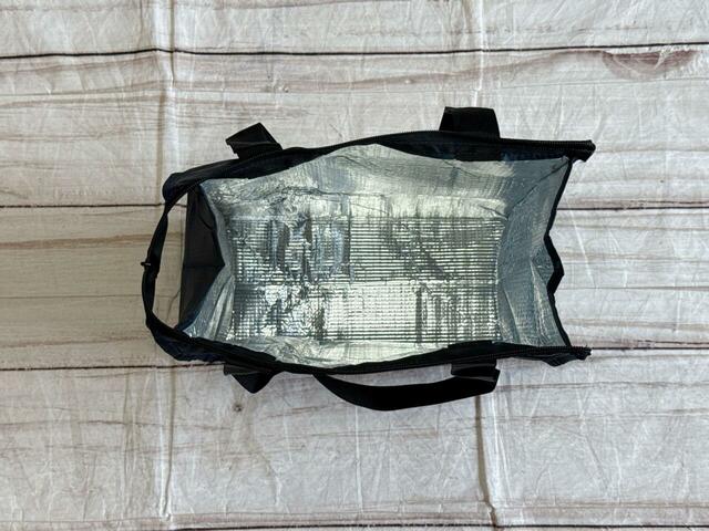 内側は保冷機能付きの生地