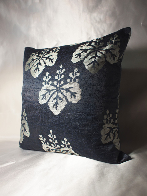 「ホテルオークラ東京」壁紙を再利用したクッション（平安の間）