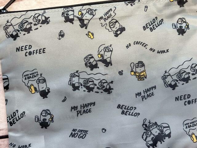 ブルーグレーにミニオンの賑やかなイラスト総柄がキュート！