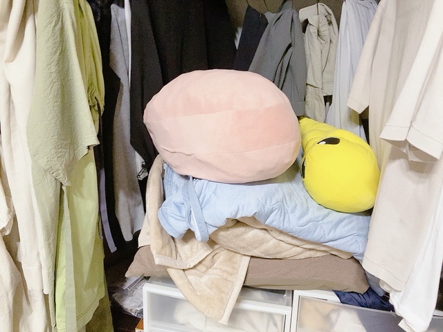 【整理整頓前】枕や毛布、クッションなどを適当に突っ込んでいたクローゼット。一つものを取ると軽い雪崩が起きていました…