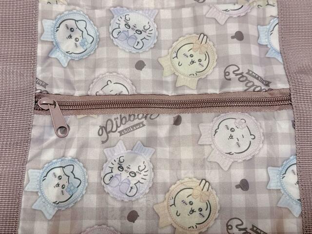 前面にファスナーポケット付き