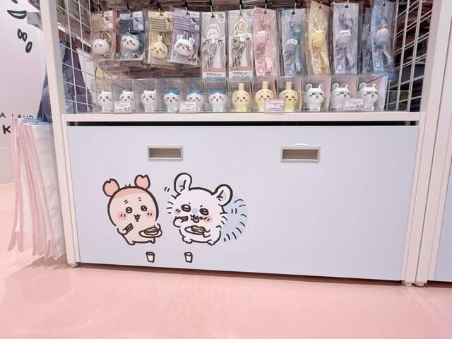 ちいかわといえば美味しそうな食事シーンも魅力。モダン焼きを食べるモモンガ&古本屋です♪