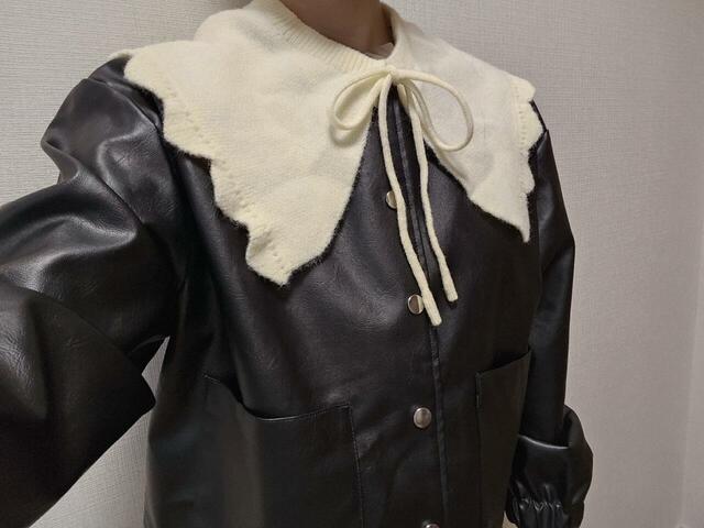 【coca フェイクレザーノーカラージャケット】襟付きのアイテムと合わせた甘辛コーデもおすすめです