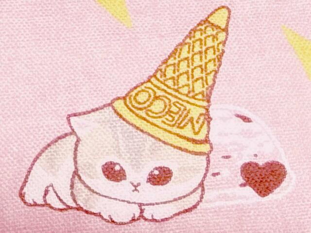 にゃんこの後ろには、31アイスクリームの「ラブポーションサーティワン」風のアイスも描かれています