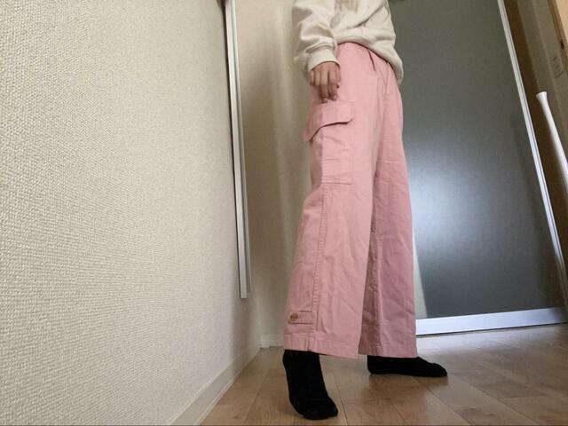 【GU アジャスタブルヘムカーゴパンツ】下にストンと落ちるデザイン