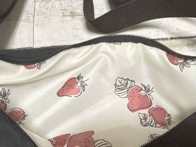 【カルディ いちごバッグ／ボディバッグ】裏地はかわいいいちご柄♪