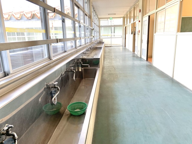 長い廊下と手洗い場が懐かしい