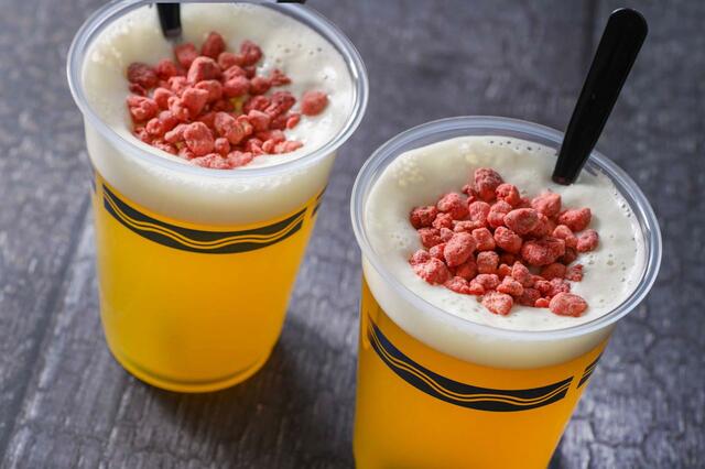 ビアカクテル(パッションフルーツシロップ&パイナップル) 780円｜提供店舗：東京ディズニーシー 「ニューヨーク・デリ」｜東京ディズニーリゾート夏のひんやり冷たいメニュー