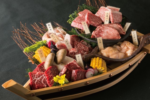 ミスジなど希少部位も！超豪華「肉の舟盛り」が期間・数量限定で“半額