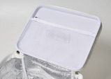 【『Coleman BRAND BOOK #08 保冷バッグ RED』(宝島社)】保冷剤を入れられるメッシュの内ポケット