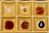 左上の岩塩の他、５つのソースなどが用意されている。右回りに。わざび、柚子胡椒ぽん酢、黒ごま胡椒だれ、たまねぎ醤油だれ、元祖旨味やだれ