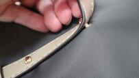 【ROPE PICNIC ショルダーリバーシブルトートバッグ】着脱は金ボタン式。ベルト穴を突起型の金ボタンに一つずつはめて固定する仕組みです