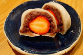 大ぶりな大福で、大福をしっかりと味わえるいちご大福。粒あんも食べ応えありです。　深川伊勢屋　いちご大福　260円