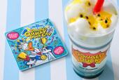 スパークリングゼリードリンク(トロピカルフルーツ&オレンジ)、スーベニアコースター付き 1,000円｜提供店舗：東京ディズニーランド「プラザパビリオン・レストラン」｜スペシャルイベント「ディズニー・パルパル―ザ」第2弾「ドナルドのクワッキー・ダックシティ」スペシャルメニュー