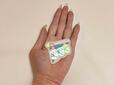 ステッカーのサイズはデザインによって異なります。こちらのデザインのサイズは約縦4.8×横5cm