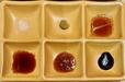 左上の岩塩の他、５つのソースなどが用意されている。右回りに。わざび、柚子胡椒ぽん酢、黒ごま胡椒だれ、たまねぎ醤油だれ、元祖旨味やだれ