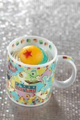 “ピクサー・プレイタイム” スペシャルノンアルコールカクテル コレクタブルマグカップ付き 1,860円｜ディズニーアンバサダーホテル
