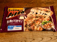 【シャトレーゼ　オーブンでそのまま焼けるピザ　照り焼きマヨチキン】シャトレーゼの冷凍ピザ一品目は、和風の味付けの照り焼きマヨチキン