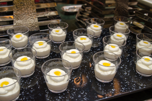 “ディズニー・イースター” ランチブッフェ／ディナーブッフェ｜東京ディズニーランドホテル「シャーウッドガーデン・レストラン」©Disney