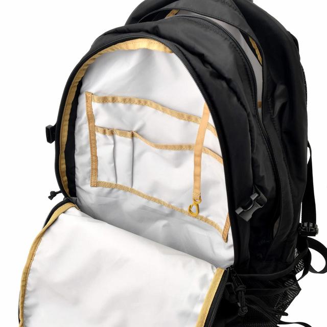 【Coleman(R)】ミッキー リュックサック・バックパック 33L 刺しゅう WALKER 11,000円