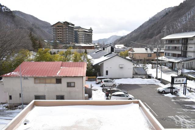 磐梯熱海温泉「水林亭」306号室からの眺め。左手に五百川が流れている