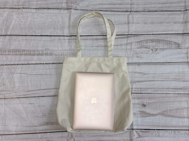 13インチのノートPCがラクラク収納できる大きさ