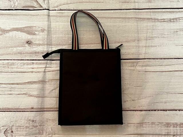 バックは装飾がないシンプルなデザイン