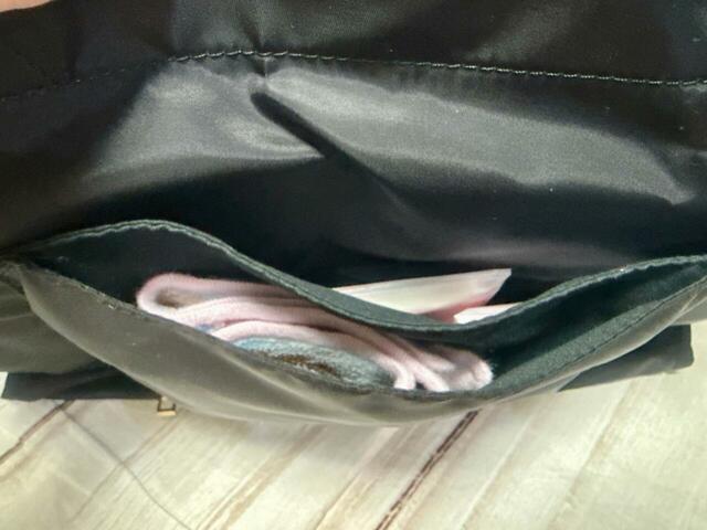 背面のポケットにはハンカチタオルなどを入れました