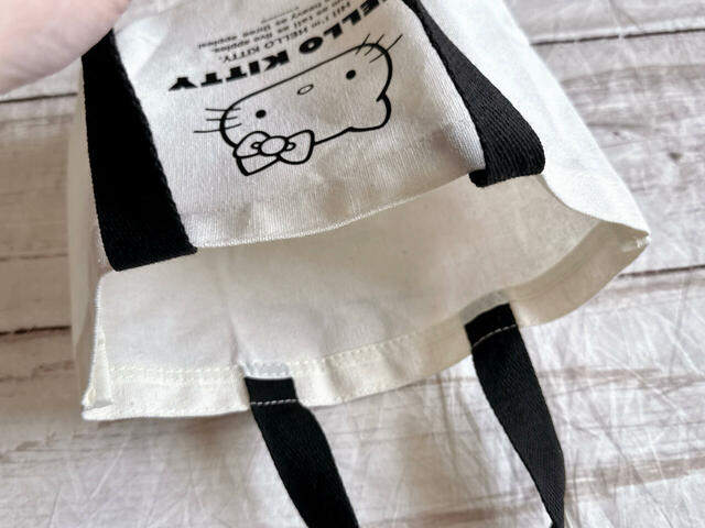 内側はポケットなどはないシンプルな作り