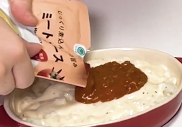 「ミラノ風ドリア」ミートソースのパスタソースをかける