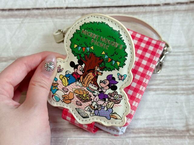 フラップはダイカットになっています