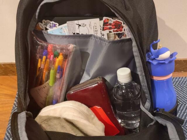 【ニューバランス Essential バックパック】仕事の日に持ち歩く荷物15点を詰め込んでも余裕あり！ノートPCやペットボトル、水筒も入りました