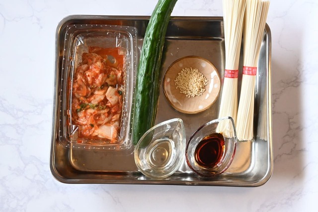 【冷麺風そうめん】材料：そうめん、水、鶏ガラスープの素、しょうゆ、酢、きゅうり、キムチ、豆板醤