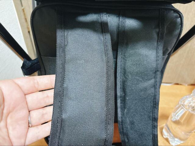 【3COINS リュック型折りたたみチェア】幅広なショルダーベルト。重い荷物を入れても疲れにくいつくりです
