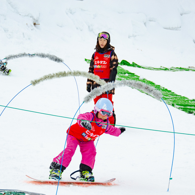 「ヒキダスKidsスノーボードアカデミー」（子供モデルのスノーウェア提供：ISBJÖRN） 
