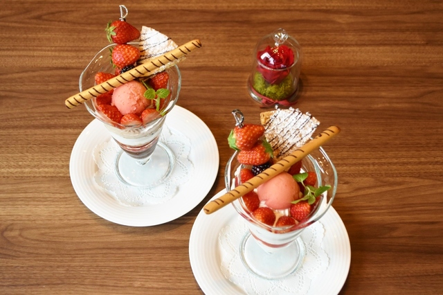 ストロベリーパフェ（チョコレート・プレーン 1,997円 ）