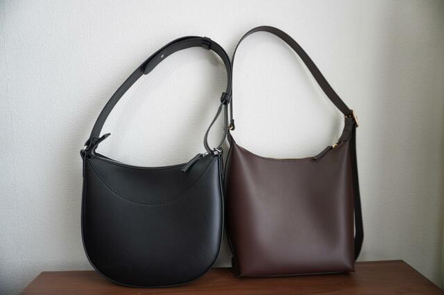 （左・販売終了）「レザータッチワンハンドルショルダーバッグ」と（右）新作の「レザータッチスクエアショルダーバッグ」を比較レビューします