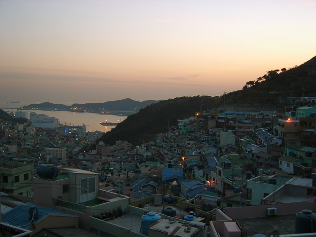 今では釜山を代表する観光名所となった甘川文化村は、典型的なタルトンネだ