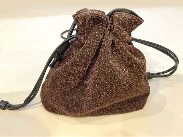 【ナノ・ユニバース ラメ巾着ショルダーバッグ】紐を絞ると巾着型に♪ 荷物を入れると自立するのも嬉しいポイント